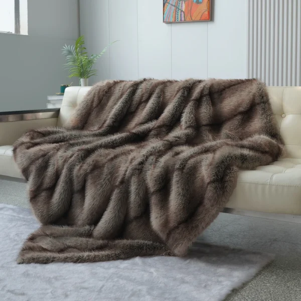 Elegant Faux Fur Blanket for Cozy Luxury Home Décor