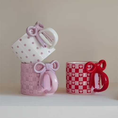 1Pc Bow Handle Heart Ceramic Mug, Creative Bow Handle Design Checkerboard Pattern Mug Coffee Cup, Suitable for Home Decoration, Daily Drinking Water, Breakfast Milk, Afternoon Tea Coffee, Coffee Shop Latte Flower Cup, Exquisite Gift