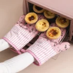 Stylish Heat-Resistant Kitchen Gloves – 2 Pairs for Safety - Image 2