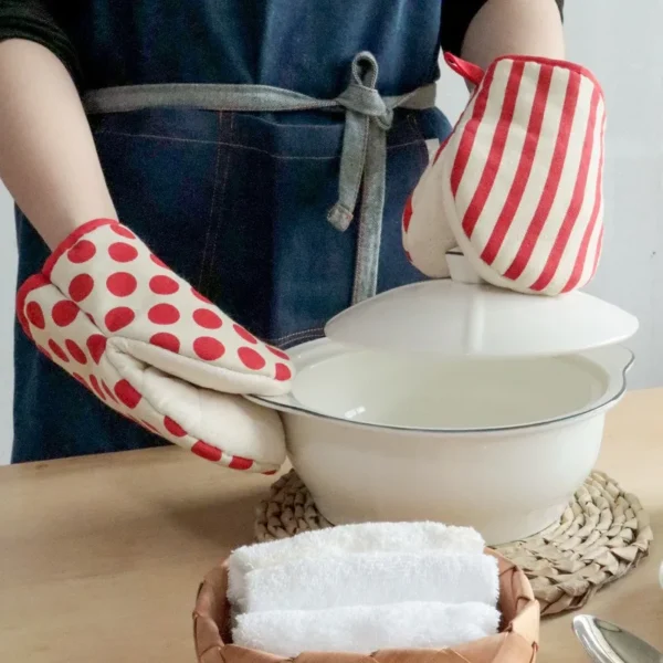 1PCS Kitchen Baking Oven Gloves High Temperature Resistant Thicken Cotton Dot Stripe Hanging Home Gloves for BBQ Baking Cooking