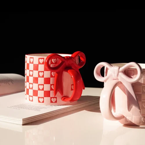 1Pc Bow Handle Heart Ceramic Mug, Creative Bow Handle Design Checkerboard Pattern Mug Coffee Cup, Suitable for Home Decoration, Daily Drinking Water, Breakfast Milk, Afternoon Tea Coffee, Coffee Shop Latte Flower Cup, Exquisite Gift