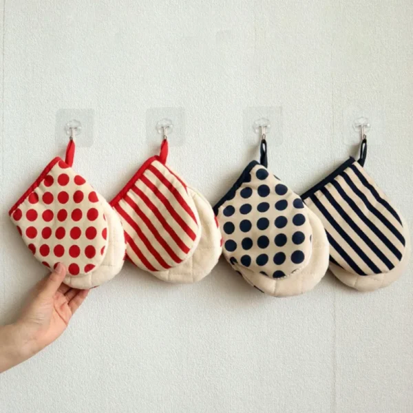 1PCS Kitchen Baking Oven Gloves High Temperature Resistant Thicken Cotton Dot Stripe Hanging Home Gloves for BBQ Baking Cooking