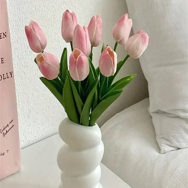 A set of 6 artificial tulips, suitable for home decoration and tabletop floral decoration on anniversaries (vase not included)