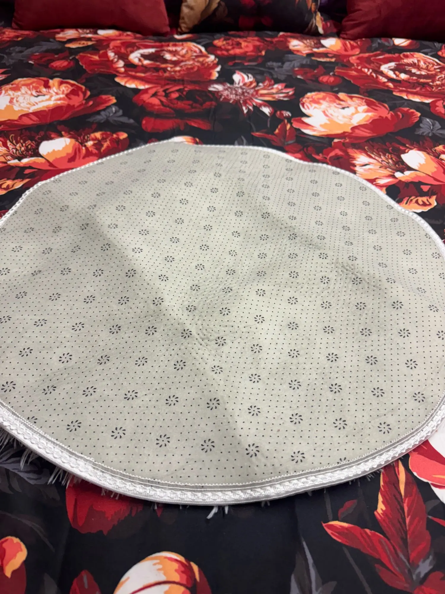 Ultra Cozy Fluffy White Round Rug for Chic Home Decor photo review