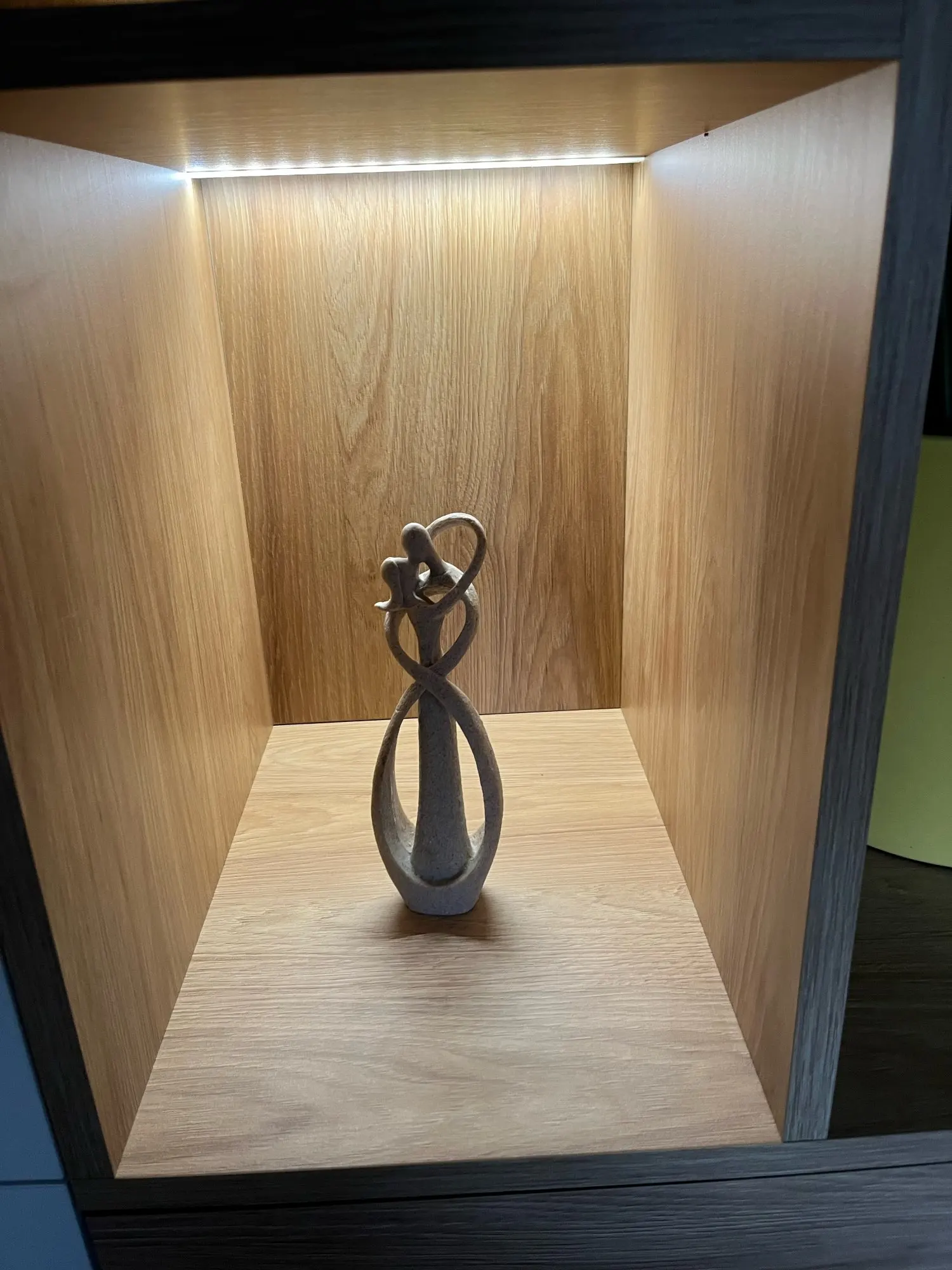 Nordic Style Creative Home Decor: Embracing Couple Sculpture for Office, Bookshelf, Living Room, Bedroom, Tabletop Decoration photo review