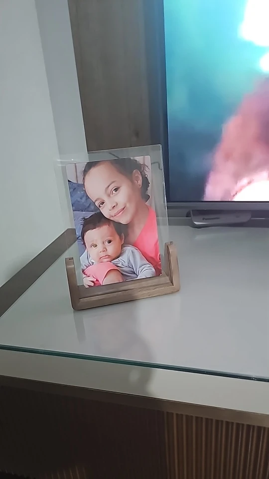 Stylish U-Shape Acrylic Photo Frame for Cherished Memories photo review
