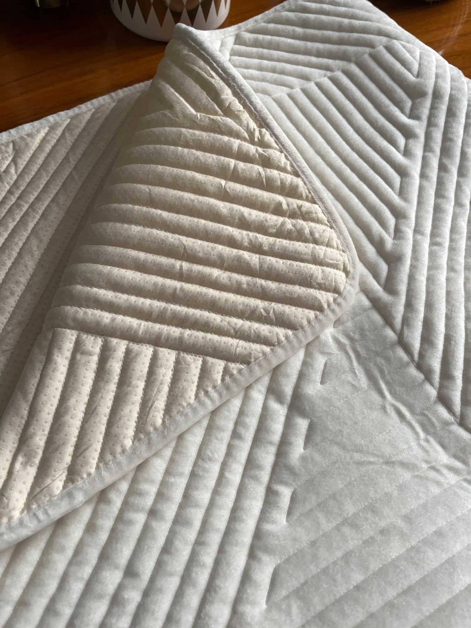 Luxurious Non-Slip Velvet Sofa Cover - Pet & Kid Protector photo review