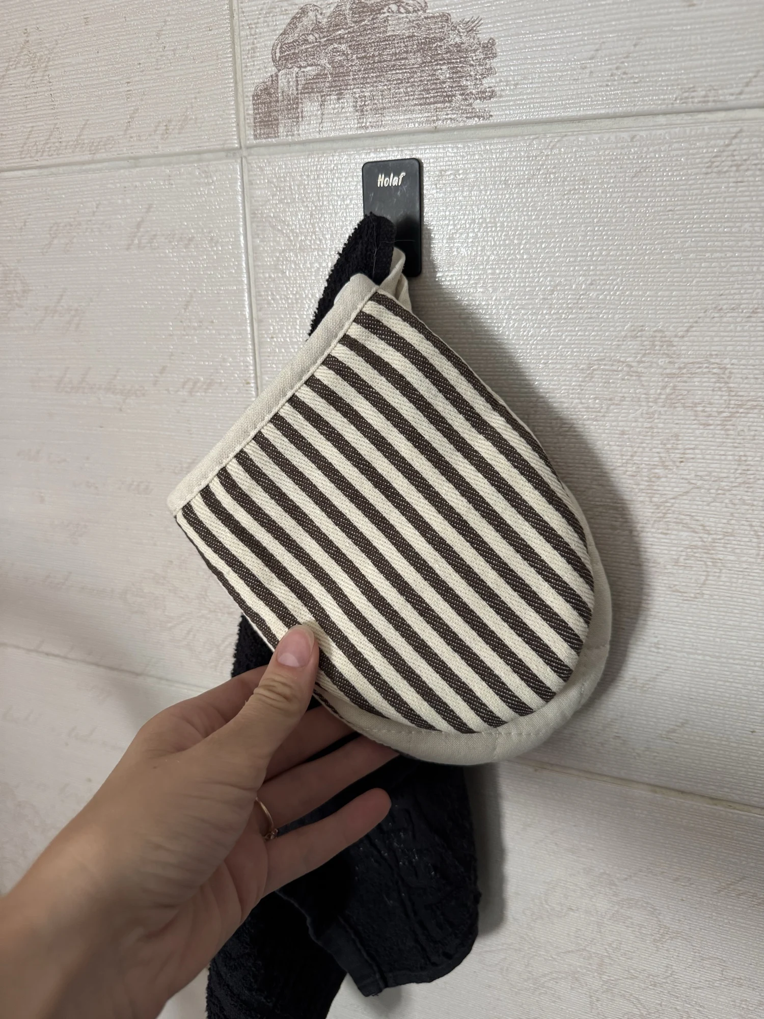 Stylish Heat-Resistant Kitchen Gloves for Safe Cooking photo review