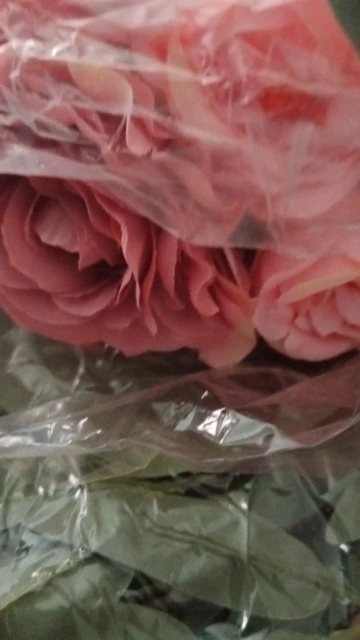 Luxurious Autumn White Silk Roses Bouquet for Timeless Elegance photo review