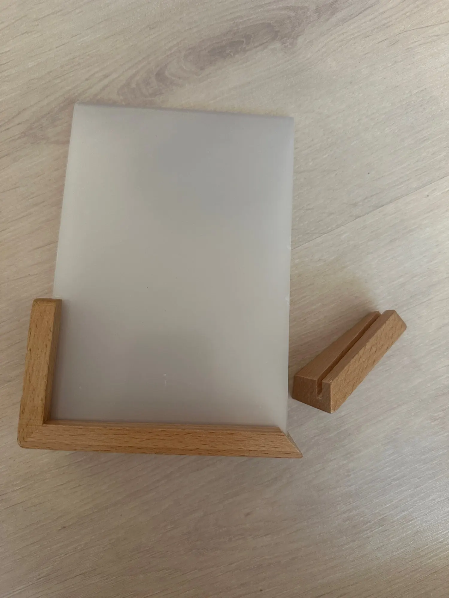 Stylish U-Shape Acrylic Photo Frame for Cherished Memories photo review