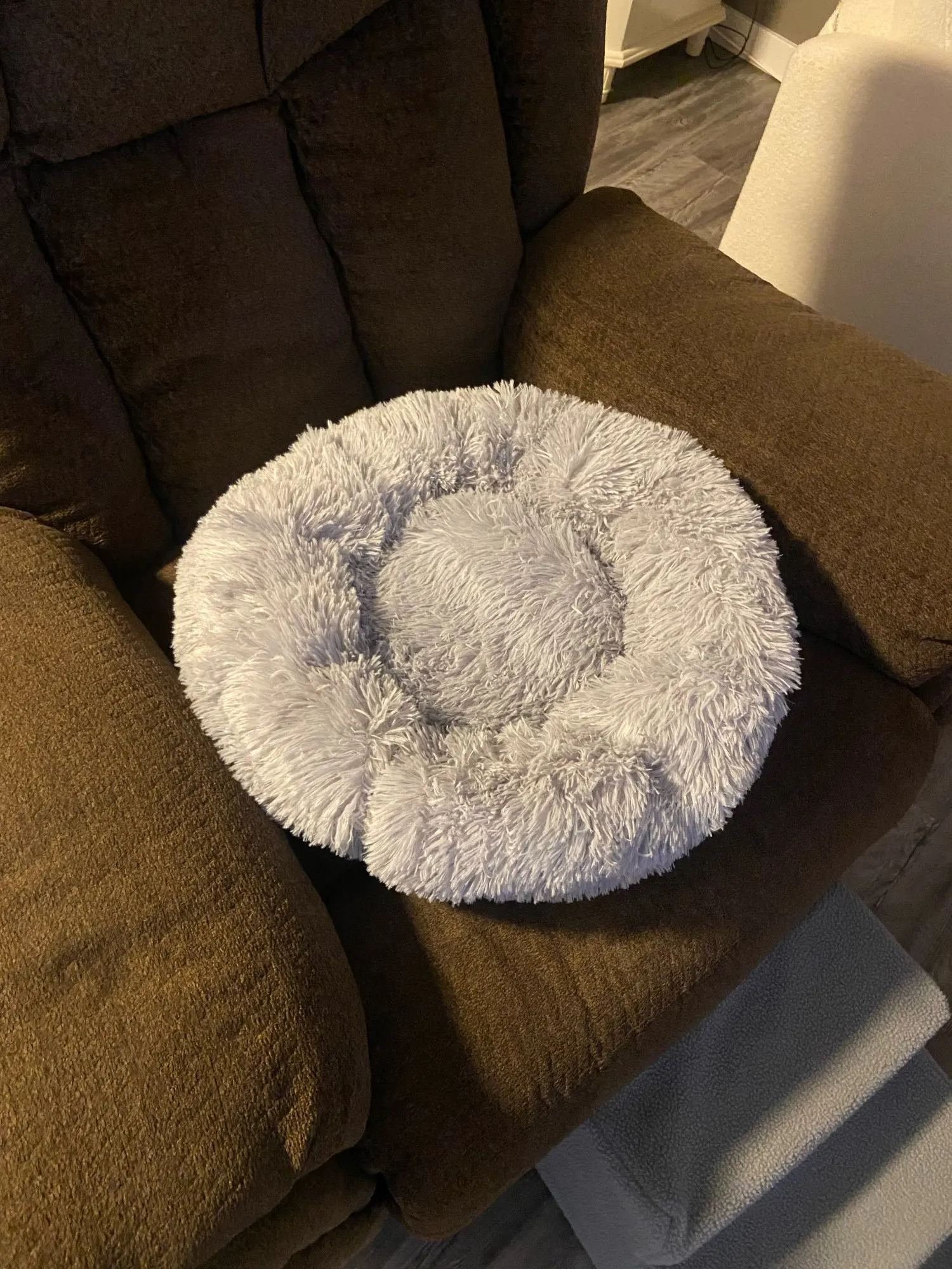 Cozy Round Plush Dog & Cat Bed for Ultimate Warmth & Style photo review