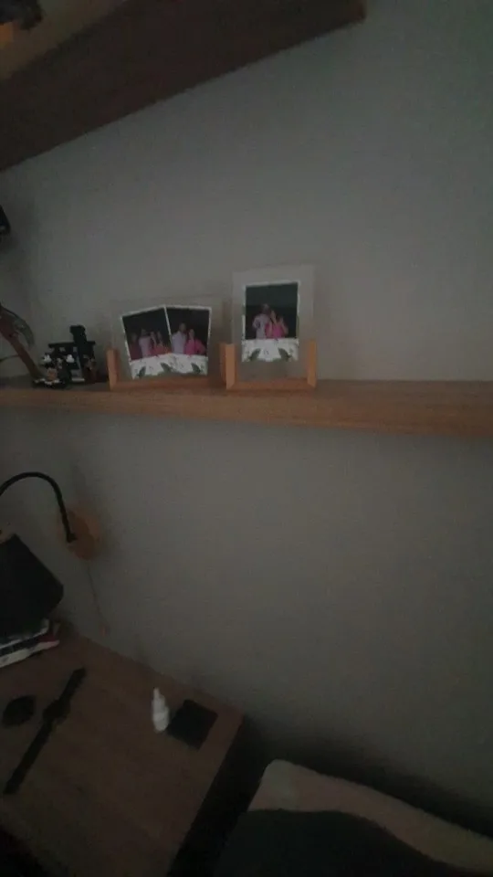 Stylish U-Shape Acrylic Photo Frame for Cherished Memories photo review