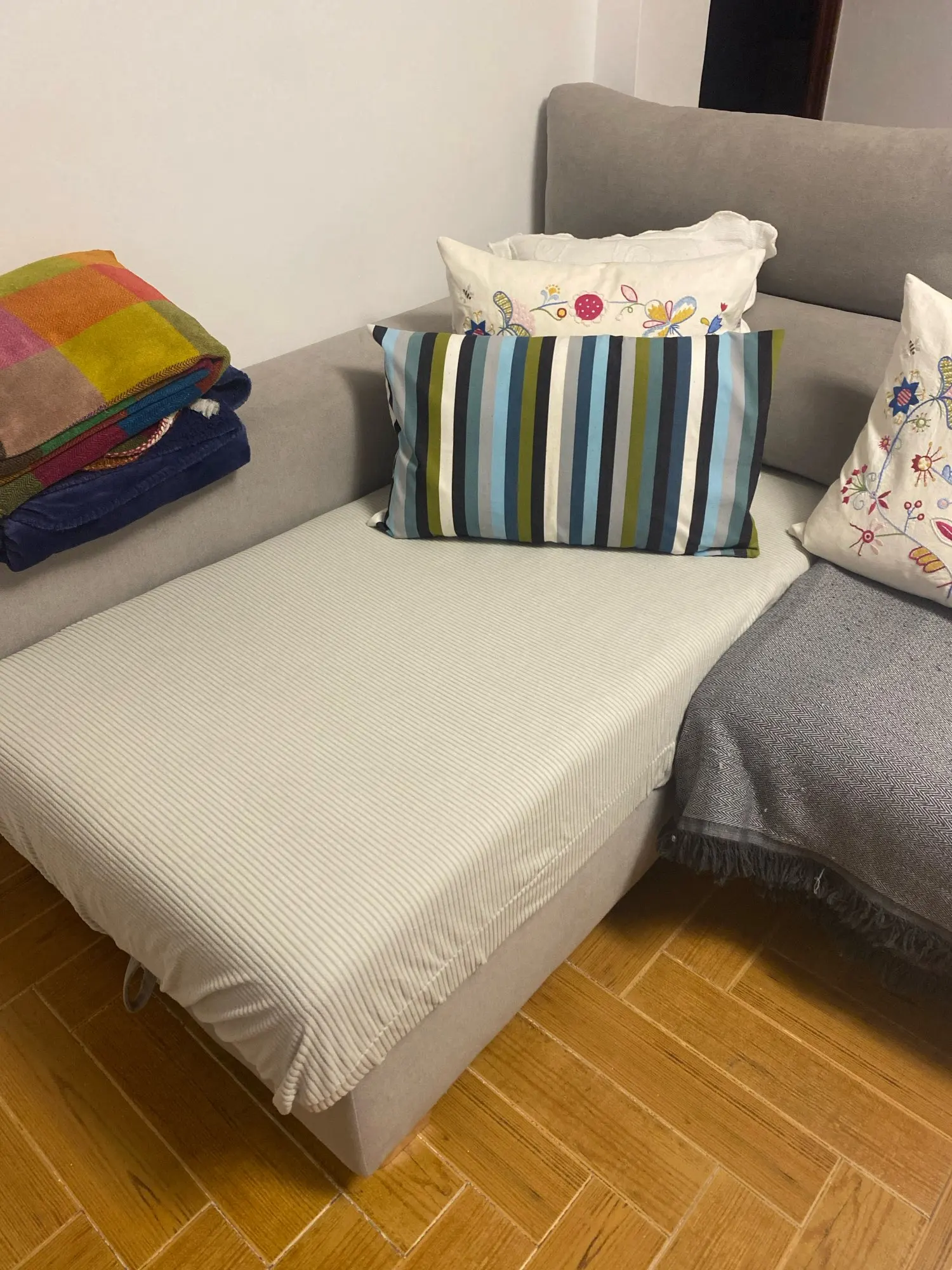 Elegant Jacquard Sofa Seat Cover - Easy-Clean Stripe Design photo review