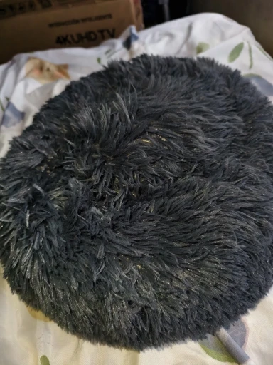 Cozy Round Plush Dog & Cat Bed for Ultimate Warmth & Style photo review