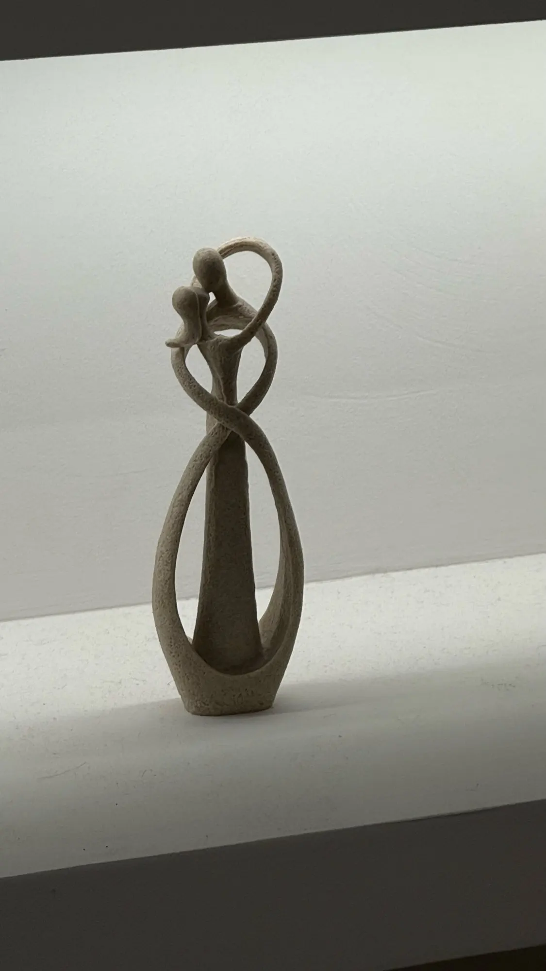 Nordic Style Creative Home Decor: Embracing Couple Sculpture for Office, Bookshelf, Living Room, Bedroom, Tabletop Decoration photo review