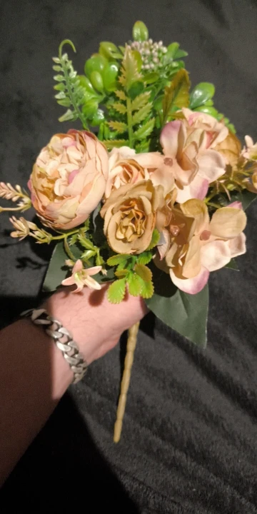 Luxurious Autumn White Silk Roses Bouquet for Timeless Elegance photo review