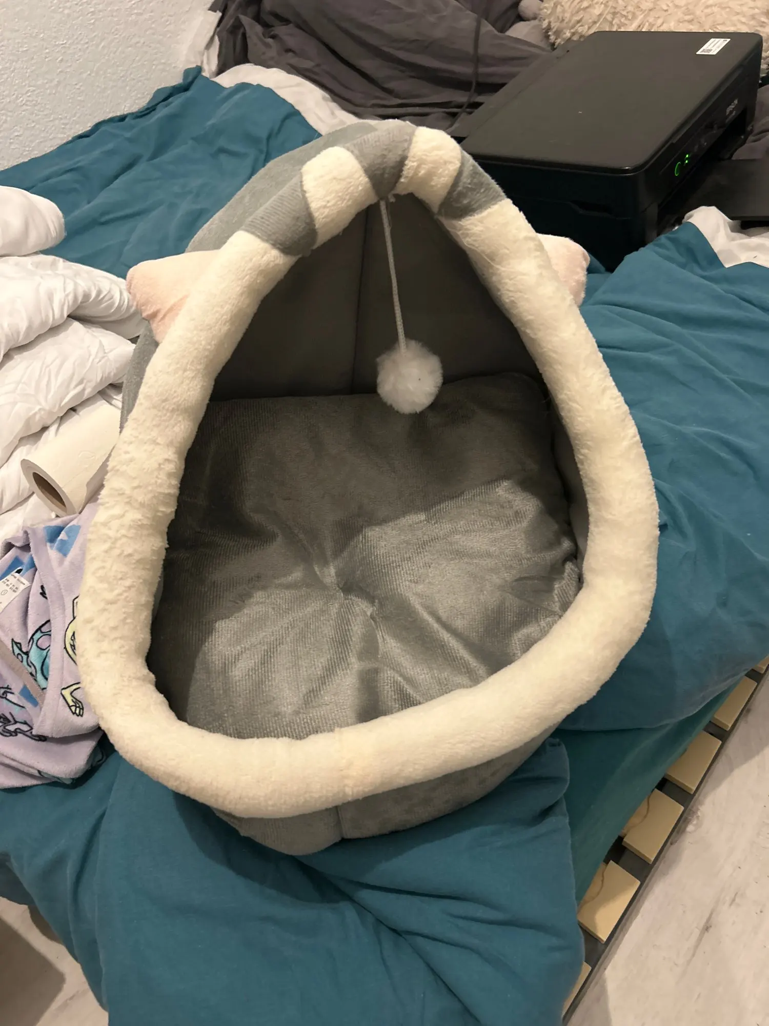 Cozy Cartoon Cat Bed: Removable, Washable, & Foldable Delight photo review