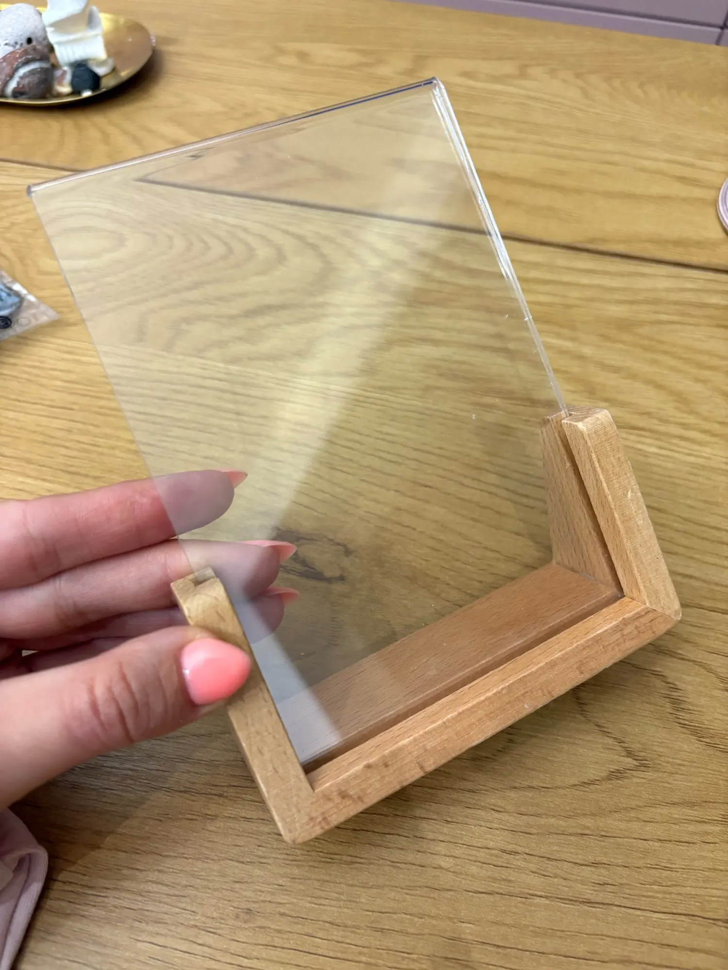 Stylish U-Shape Acrylic Photo Frame for Cherished Memories photo review