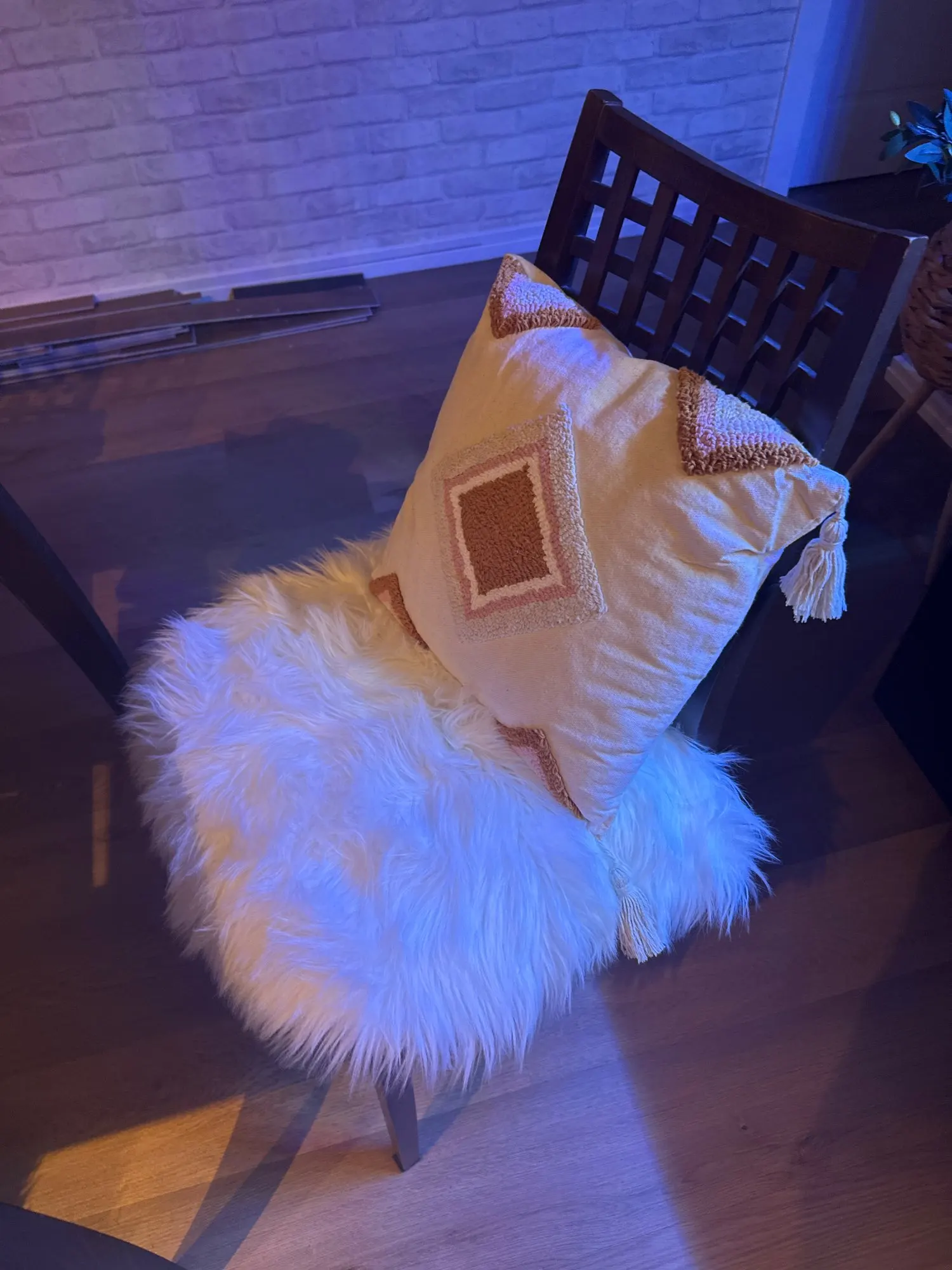 FORSWAN Plush White Faux Fur Area Rug for Cozy Spaces photo review