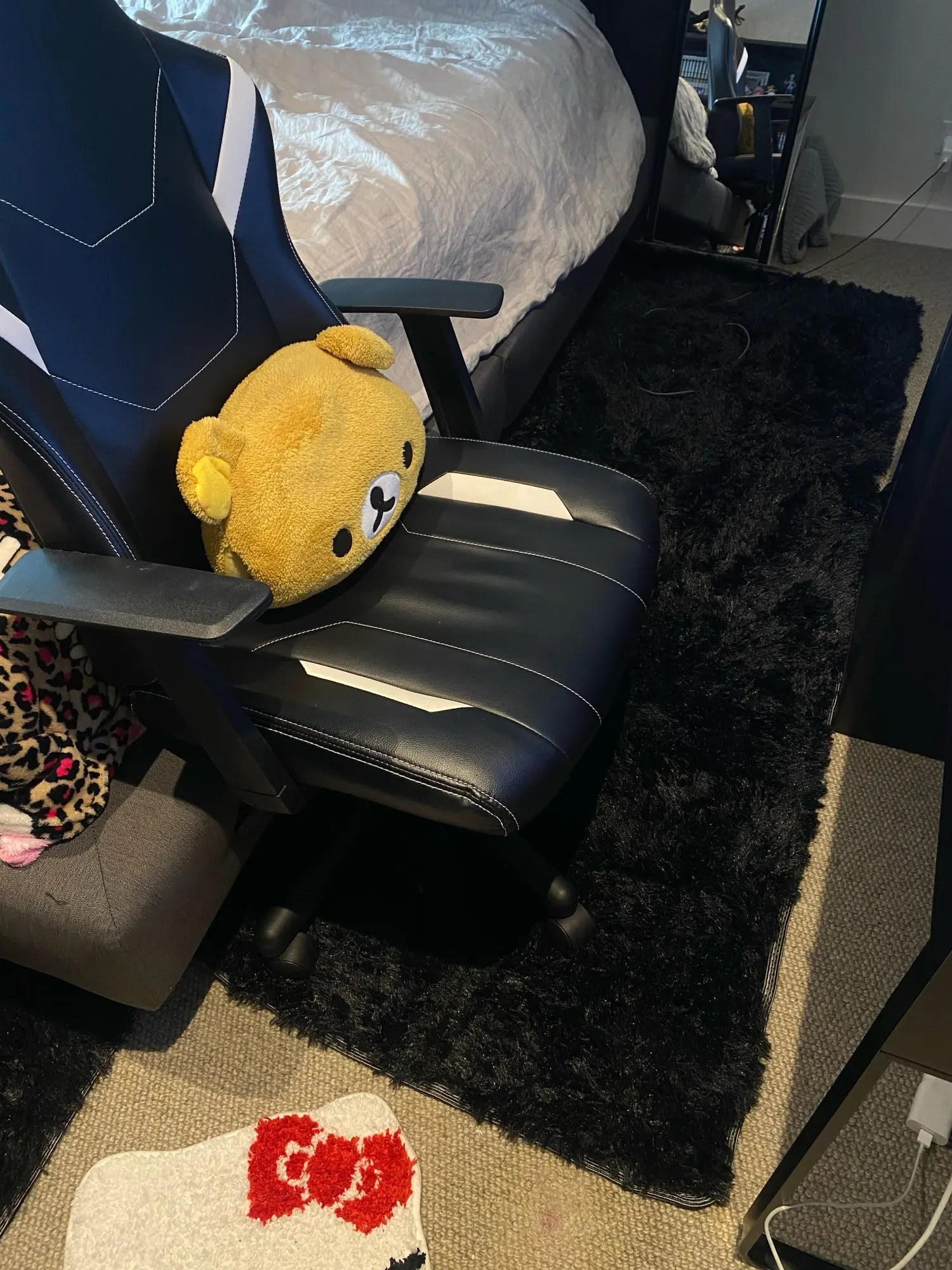 Plush White Furry Rug - Cozy Modern Carpet for Kids' Rooms photo review