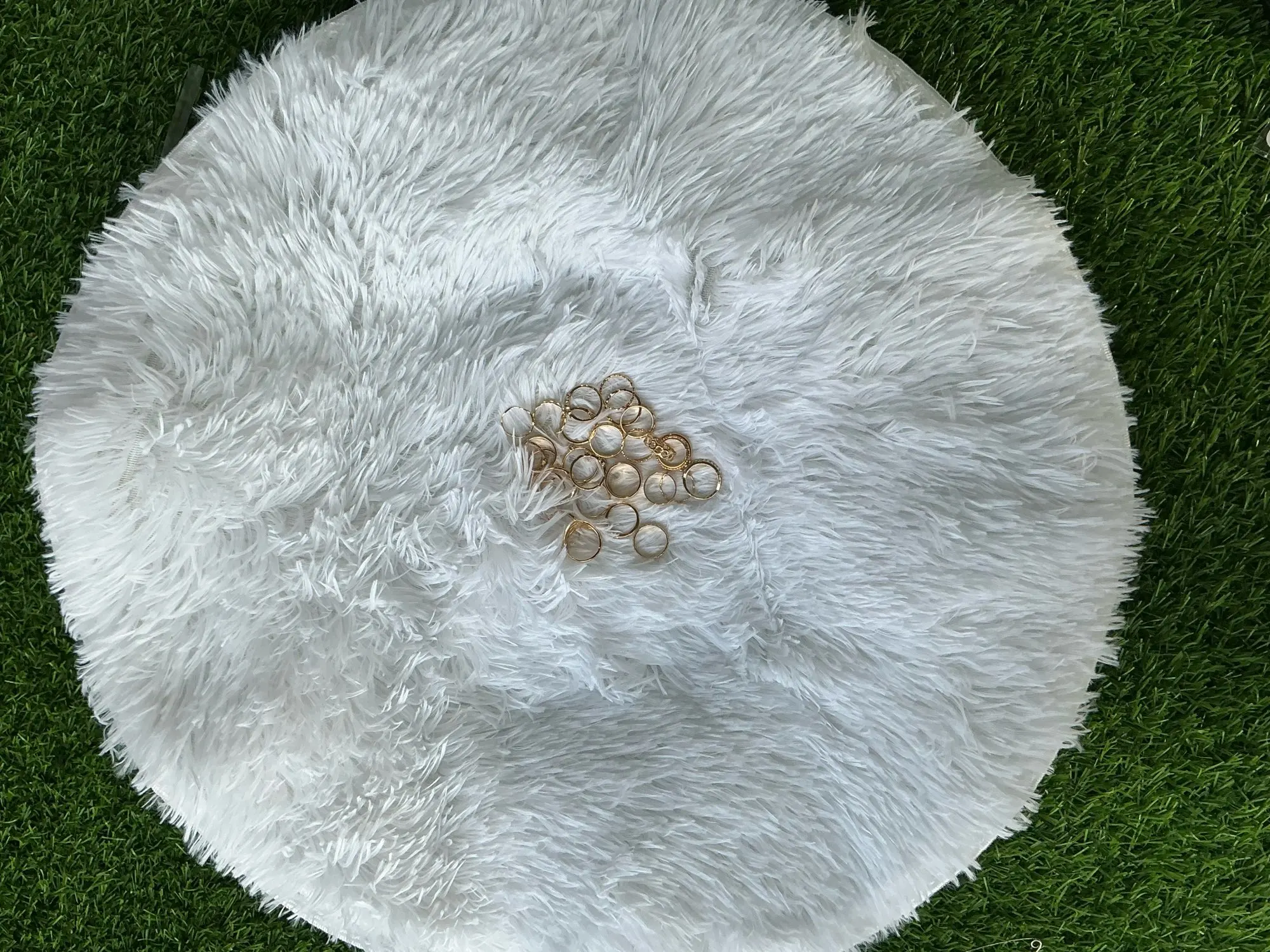 Ultra Cozy Fluffy White Round Rug for Chic Home Decor photo review