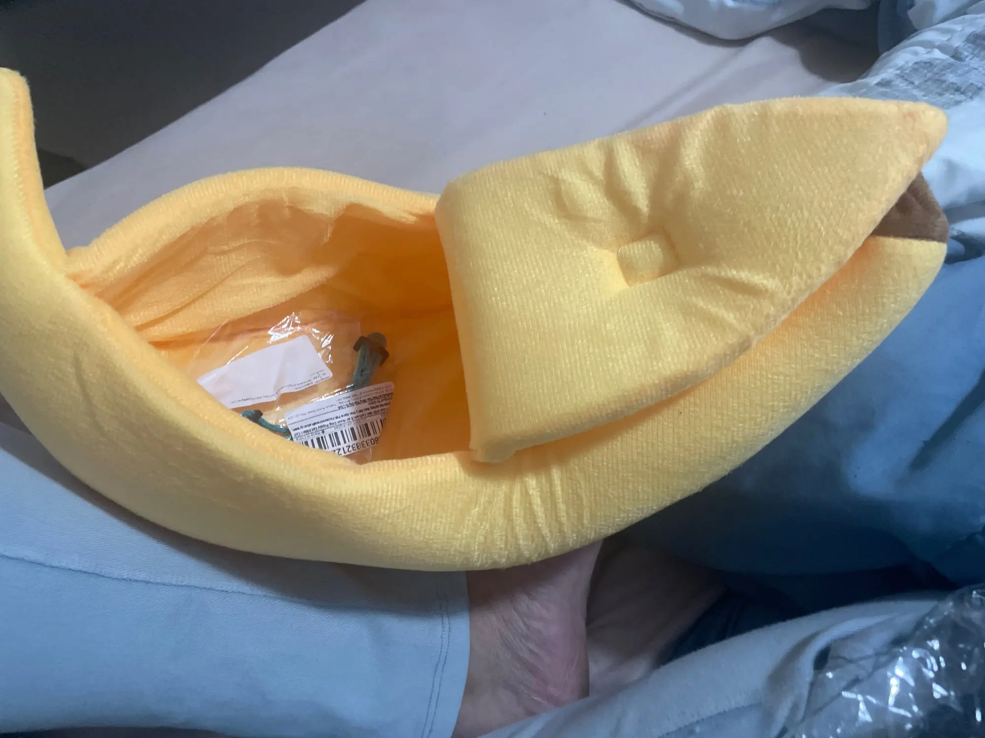 Cozy Banana Cat Bed: Cute & Portable Pet House for Cats photo review