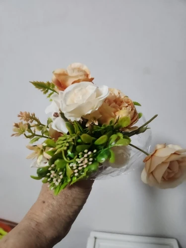 Luxurious Autumn White Silk Roses Bouquet for Timeless Elegance photo review