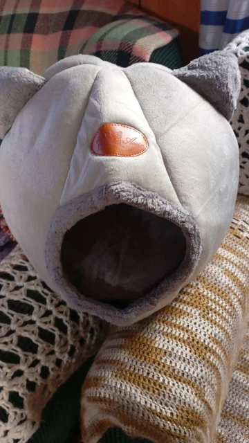 Cozy Cotton Cat Cave: Ultimate Winter Pet Bed Retreat photo review