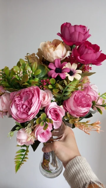 Luxurious Autumn White Silk Roses Bouquet for Timeless Elegance photo review