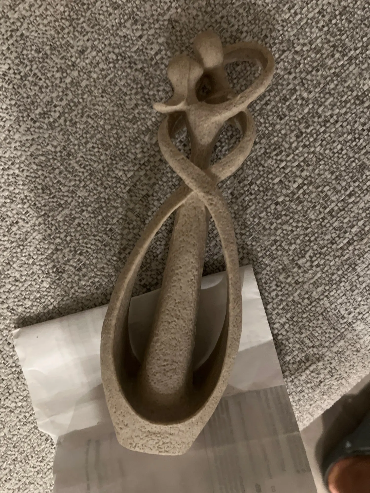 Nordic Style Creative Home Decor: Embracing Couple Sculpture for Office, Bookshelf, Living Room, Bedroom, Tabletop Decoration photo review