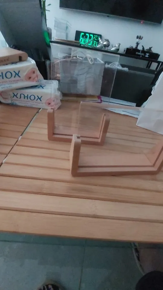 Stylish U-Shape Acrylic Photo Frame for Cherished Memories photo review