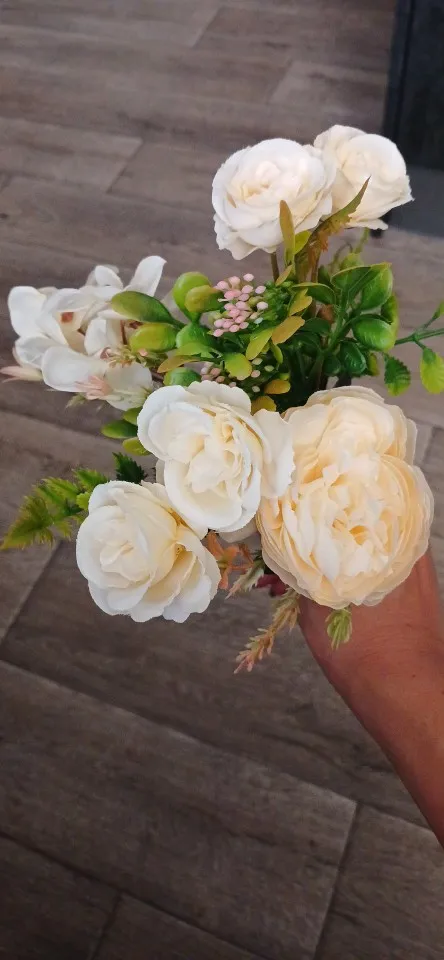 Luxurious Autumn White Silk Roses Bouquet for Timeless Elegance photo review