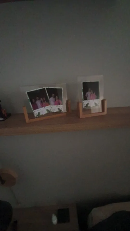 Stylish U-Shape Acrylic Photo Frame for Cherished Memories photo review