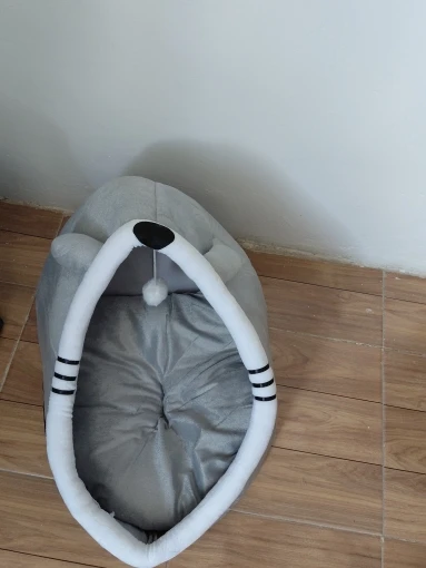 Cozy Cartoon Cat Bed: Removable, Washable, & Foldable Delight photo review