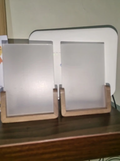 Stylish U-Shape Acrylic Photo Frame for Cherished Memories photo review