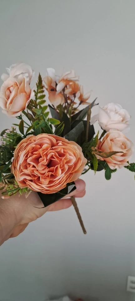 Luxurious Autumn White Silk Roses Bouquet for Timeless Elegance photo review