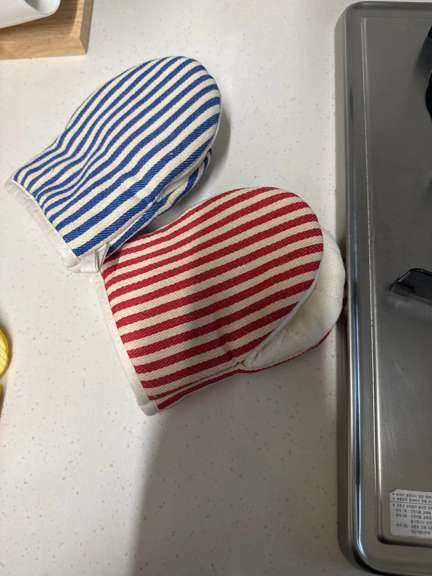 Stylish Heat-Resistant Kitchen Gloves for Safe Cooking photo review