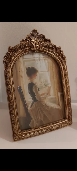 Elegant Gold Arch Photo Frame - Timeless Memory Display photo review