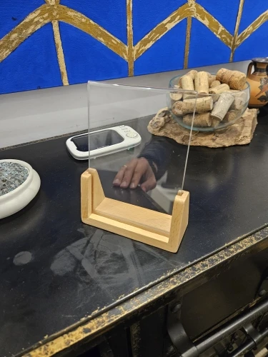 Stylish U-Shape Acrylic Photo Frame for Cherished Memories photo review