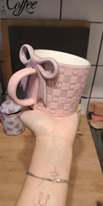 1Pc Bow Handle Heart Ceramic Mug, Creative Bow Handle Design Checkerboard Pattern Mug Coffee Cup, Suitable for Home Decoration, Daily Drinking Water, Breakfast Milk, Afternoon Tea Coffee, Coffee Shop Latte Flower Cup, Exquisite Gift photo review