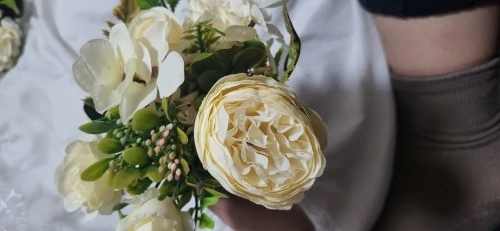 Luxurious Autumn White Silk Roses Bouquet for Timeless Elegance photo review