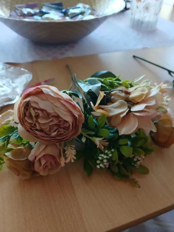 Luxurious Autumn White Silk Roses Bouquet for Timeless Elegance photo review