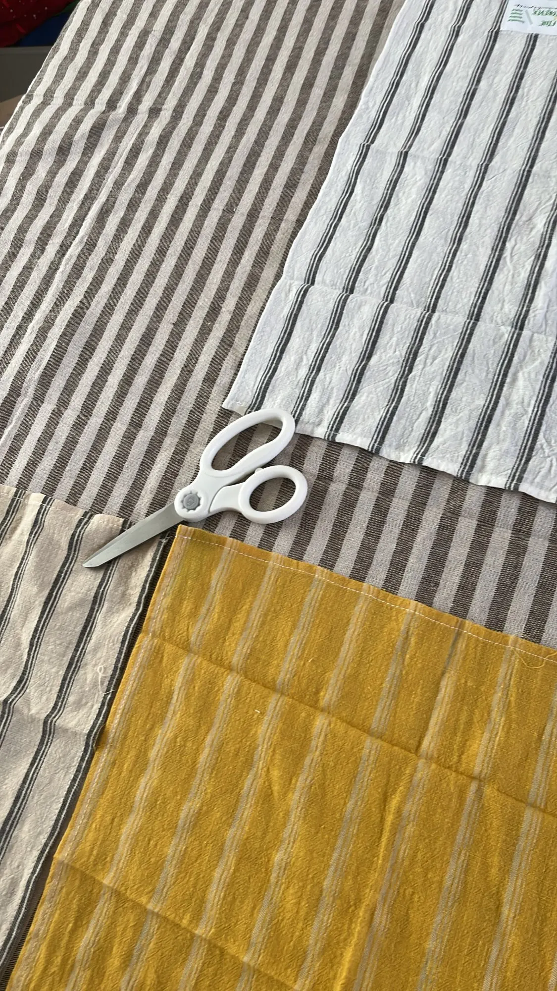 Chic Cotton Linen Stripe Tablecloth with Tassels for Dining Elegance photo review