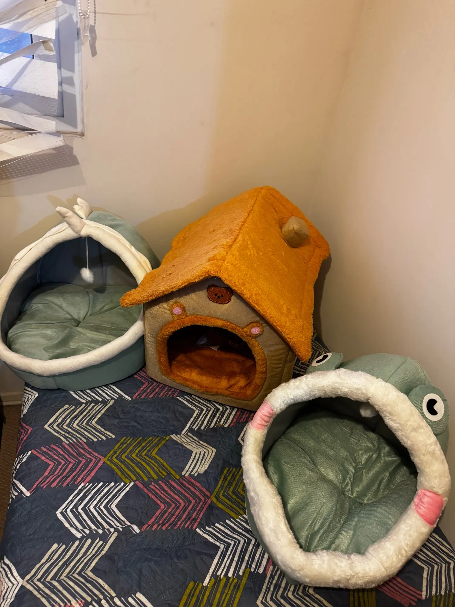 Cozy Cartoon Cat Bed: Removable, Washable, & Foldable Delight photo review