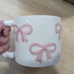 1Pc13.4Oz Pink Bow Ceramic Mug, Twist Handle Ceramic Mug, Exquisite and Simple Pink Embossed Mug, Suitable for Coffee Shop Latte Art Mug, Home Decoration Drinking Utensils, Kitchen Living Room Bedroom Drinking Cup, Gift Giving photo review