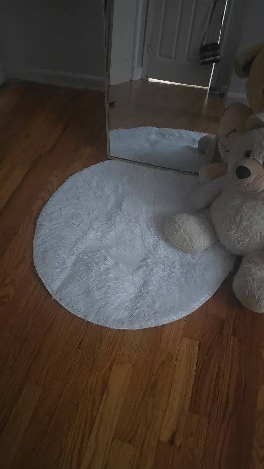 Ultra Cozy Fluffy White Round Rug for Chic Home Decor photo review