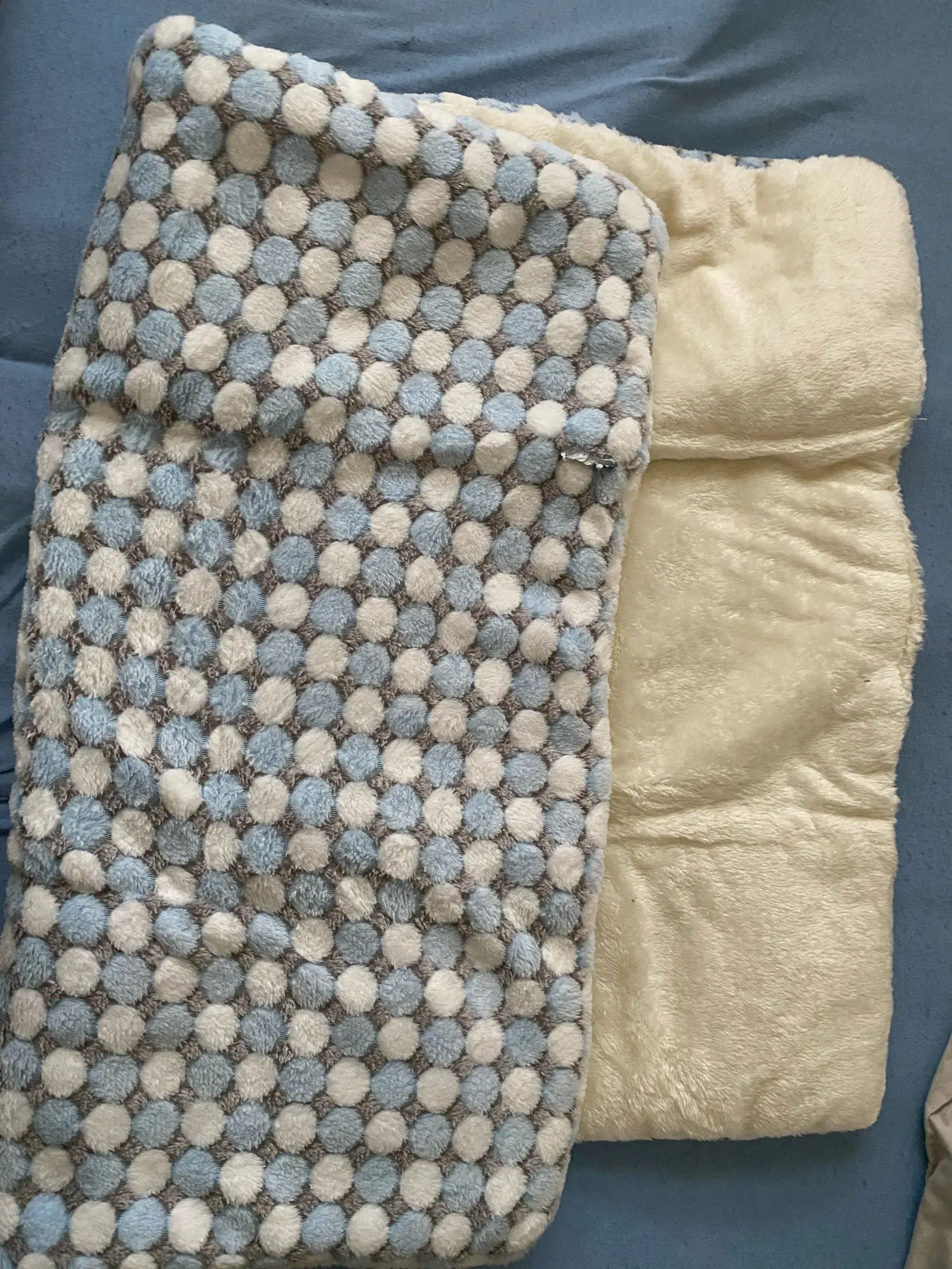 Cozy Plush Cat & Small Dog Bed Mat - Breathable & Soft photo review