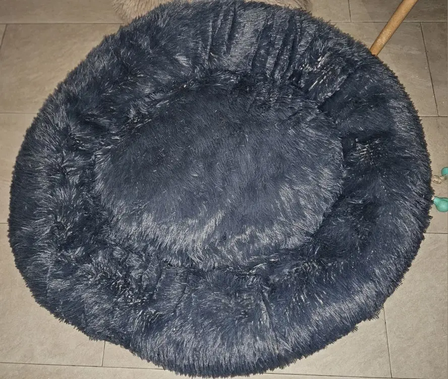 Cozy Round Plush Dog & Cat Bed for Ultimate Warmth & Style photo review