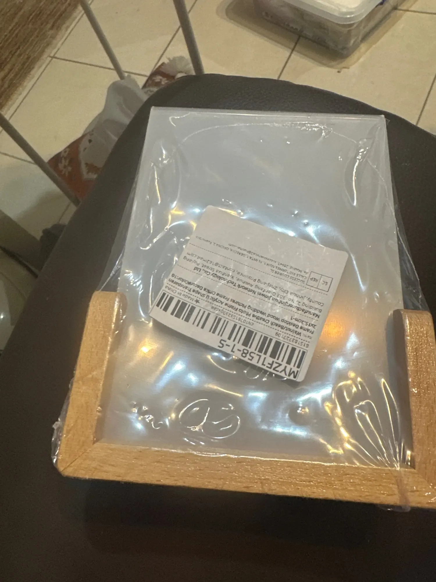 Stylish U-Shape Acrylic Photo Frame for Cherished Memories photo review