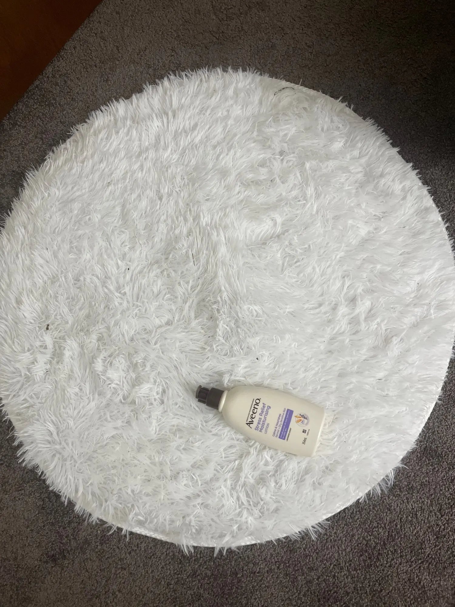 Ultra Cozy Fluffy White Round Rug for Chic Home Decor photo review